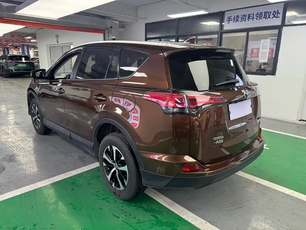 Toyota RAV4 2019 — фото 9