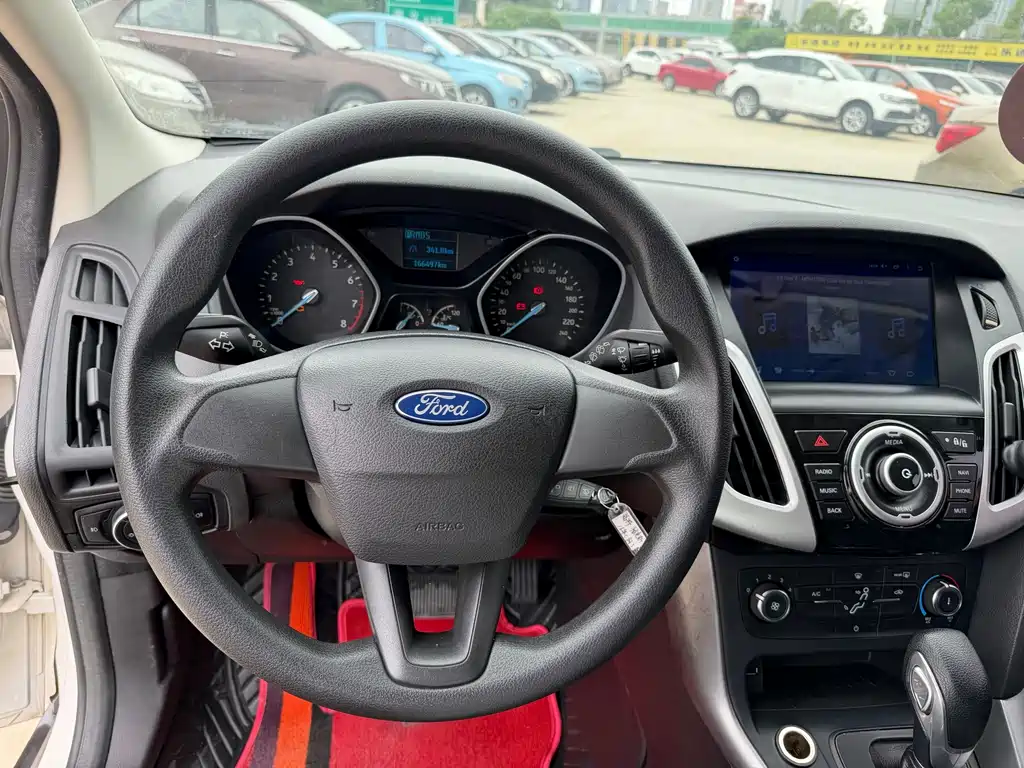 Ford Focus 2016 — фото 11