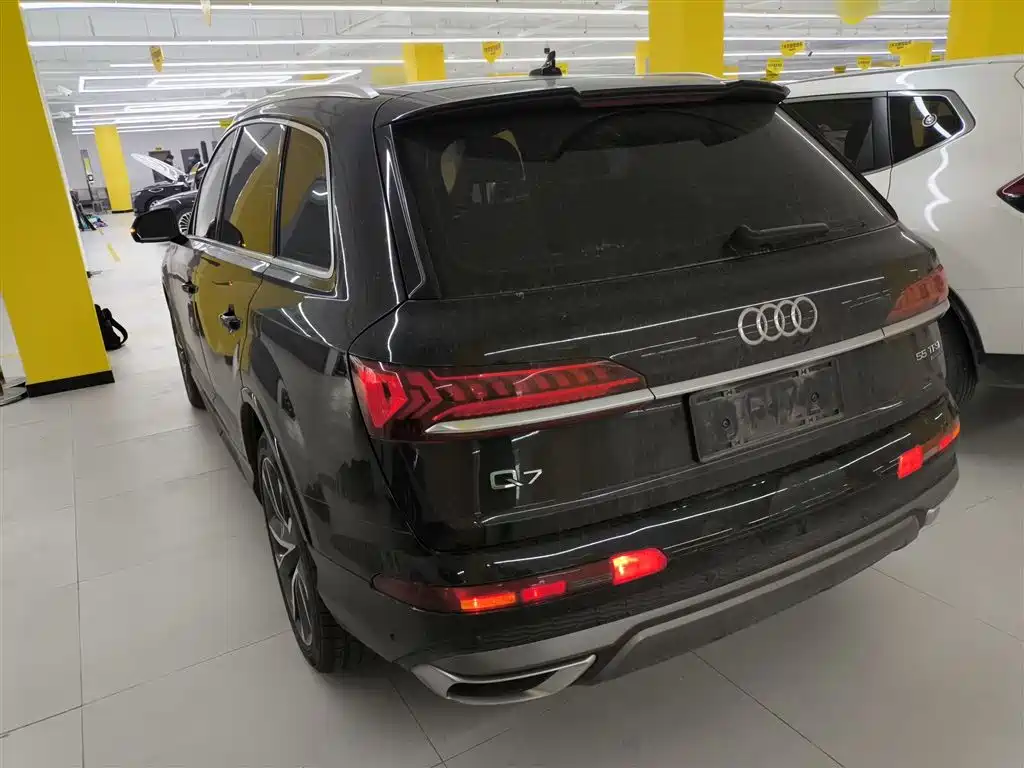 Audi Q7 2021 — фото 25