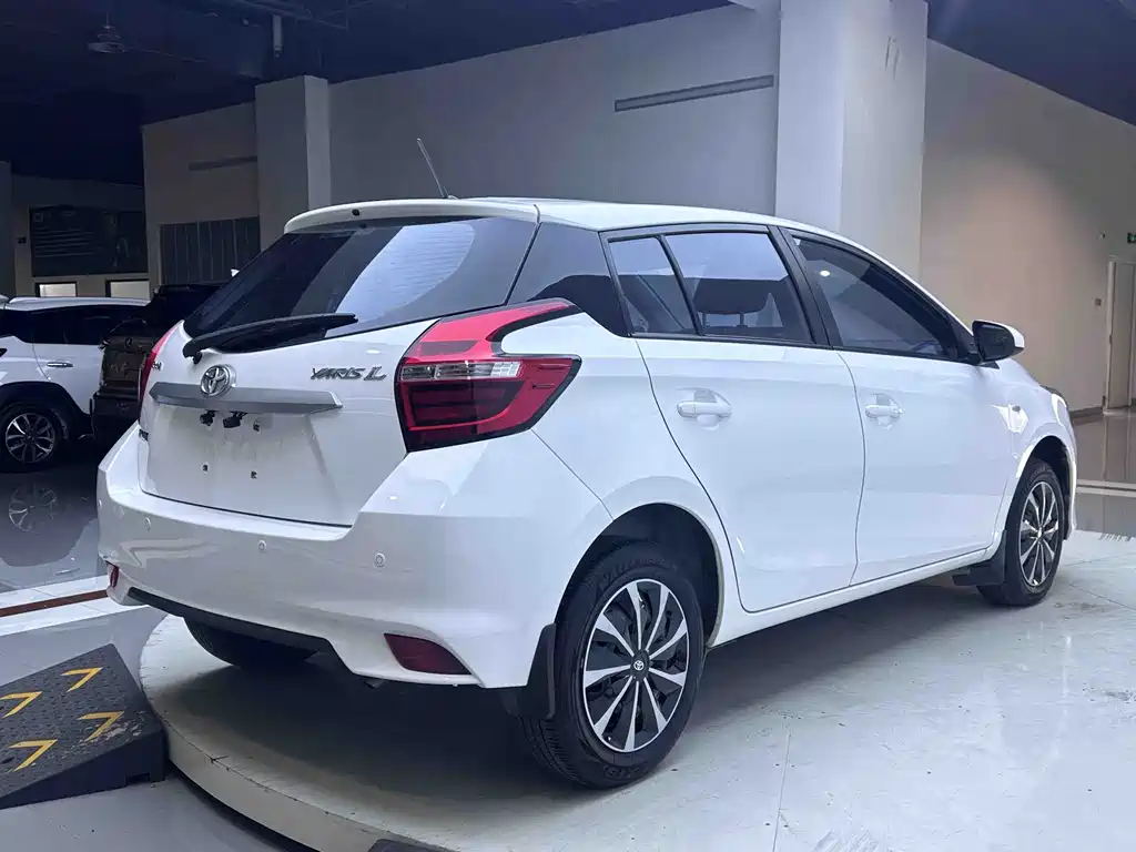 Toyota Yaris L 2022 — фото 5