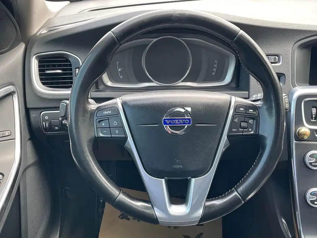 Volvo V60 2016 — фото 13