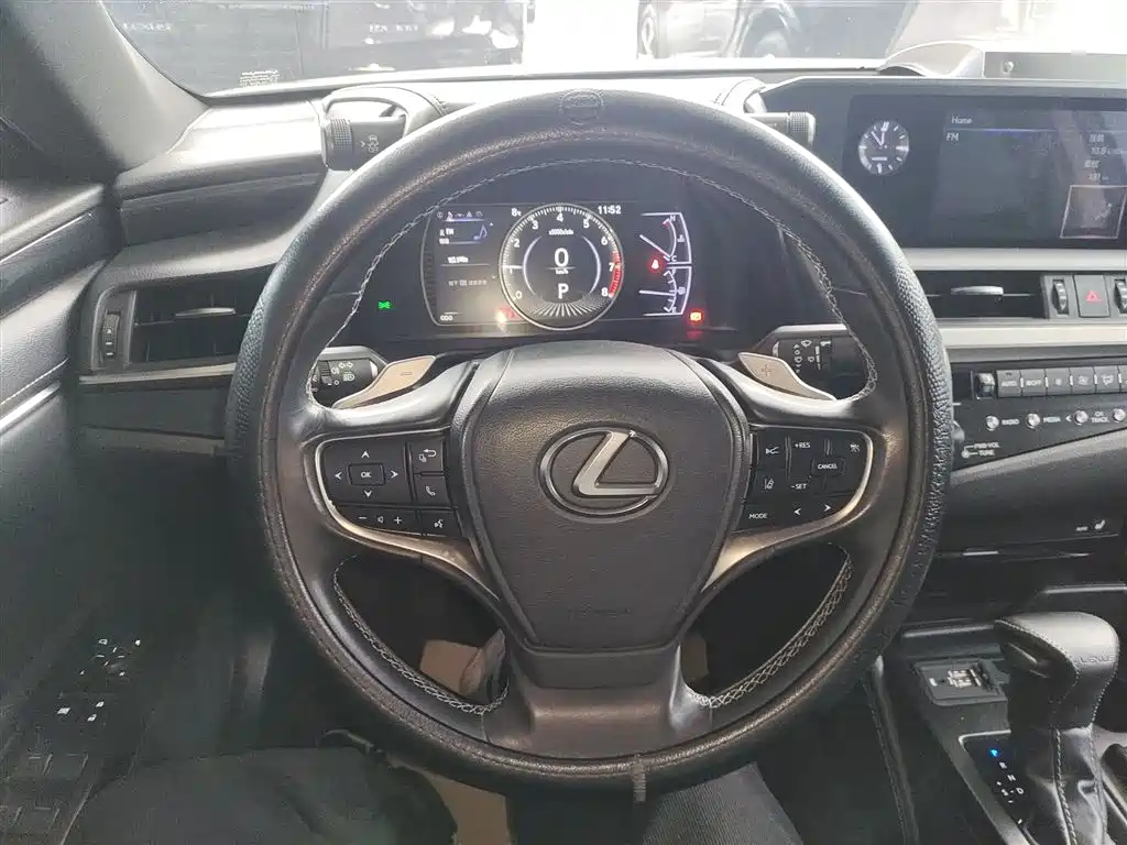 Lexus ES 2018 — фото 11