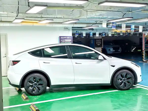 Tesla Model Y 2024