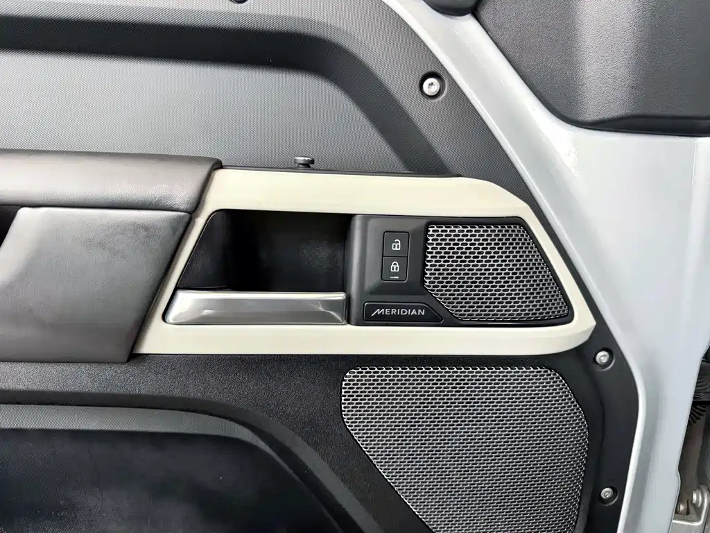 Land Rover Defender 2022 — фото 10
