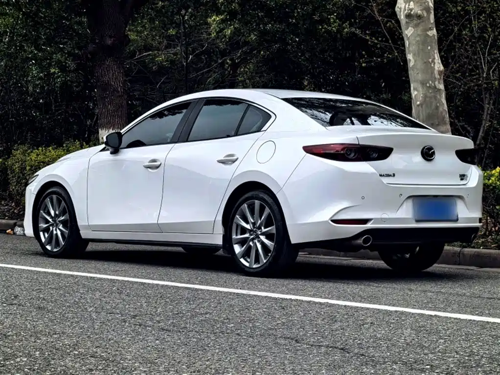 Mazda 3 Axela 2023 — фото 15