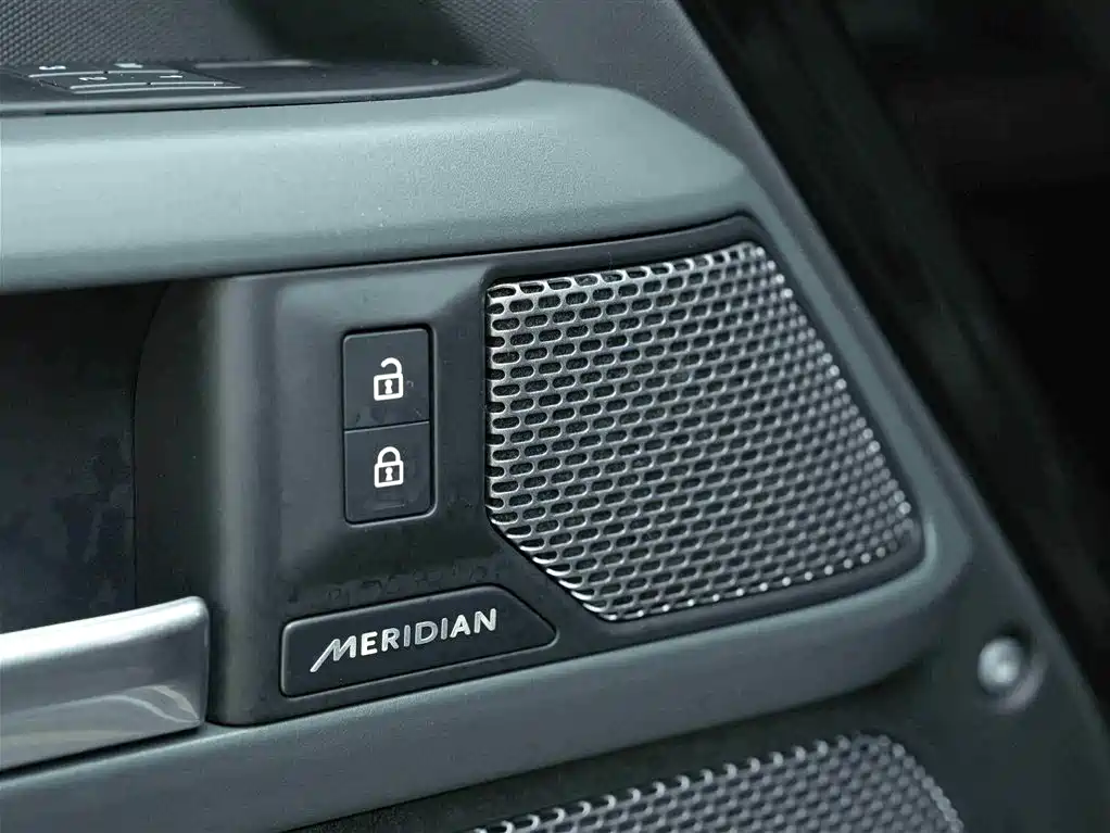 Land Rover Defender 2024 — фото 16