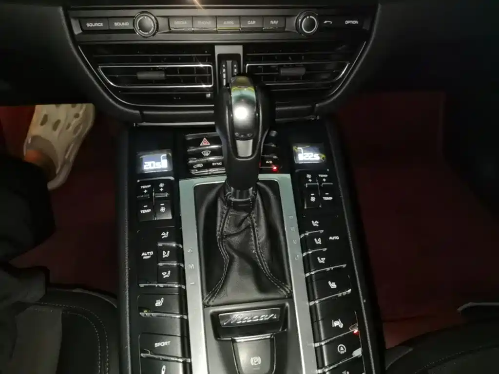 Porsche Macan 2020 — фото 14