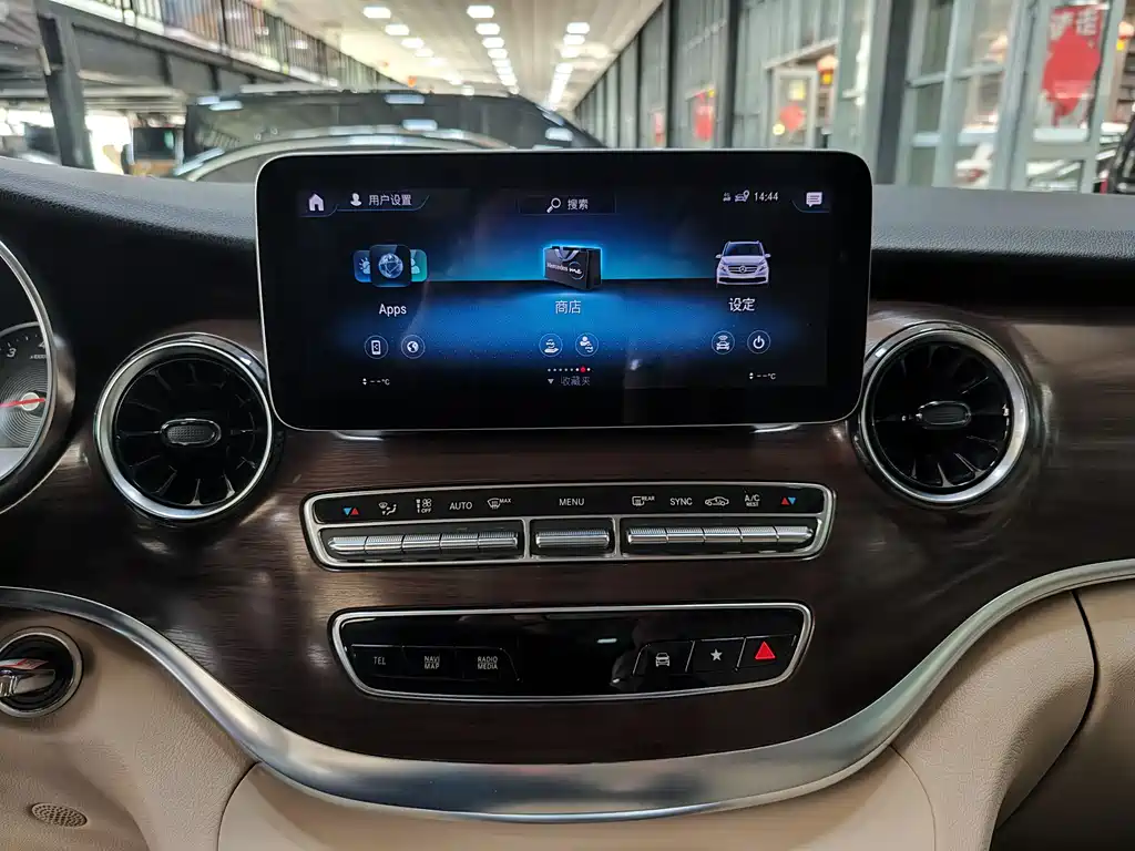 Mercedes-Benz V-Class 2022 — фото 19