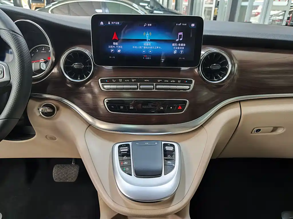 Mercedes-Benz V-Class 2022 — фото 15