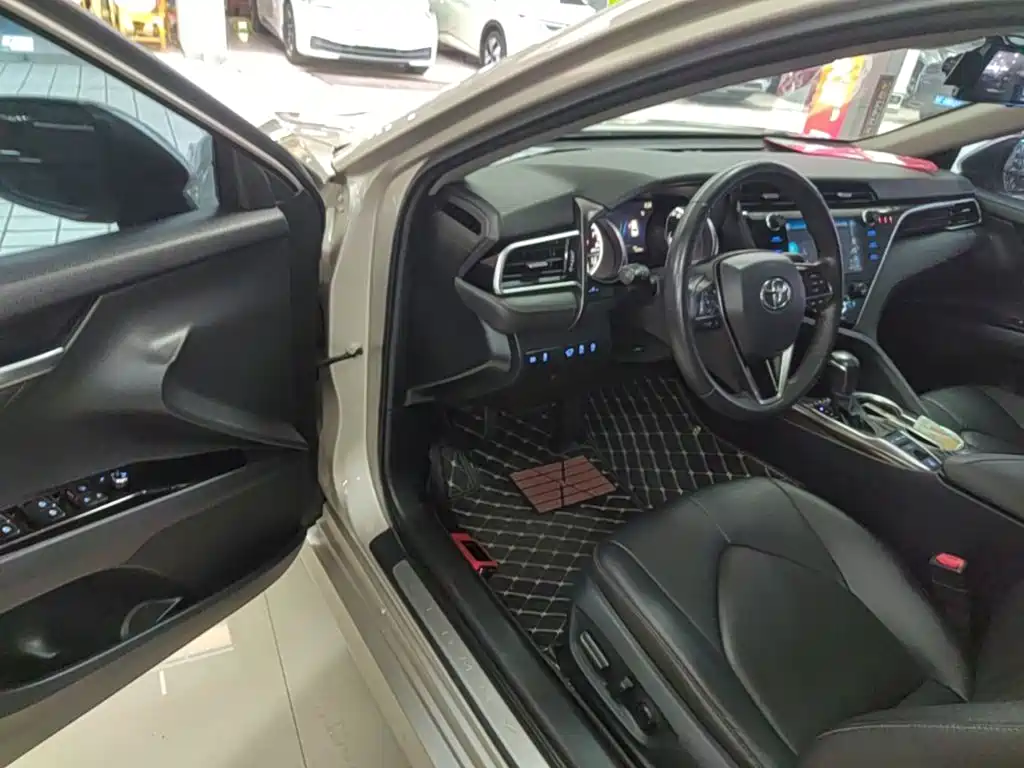 Toyota Camry 2020 — фото 16