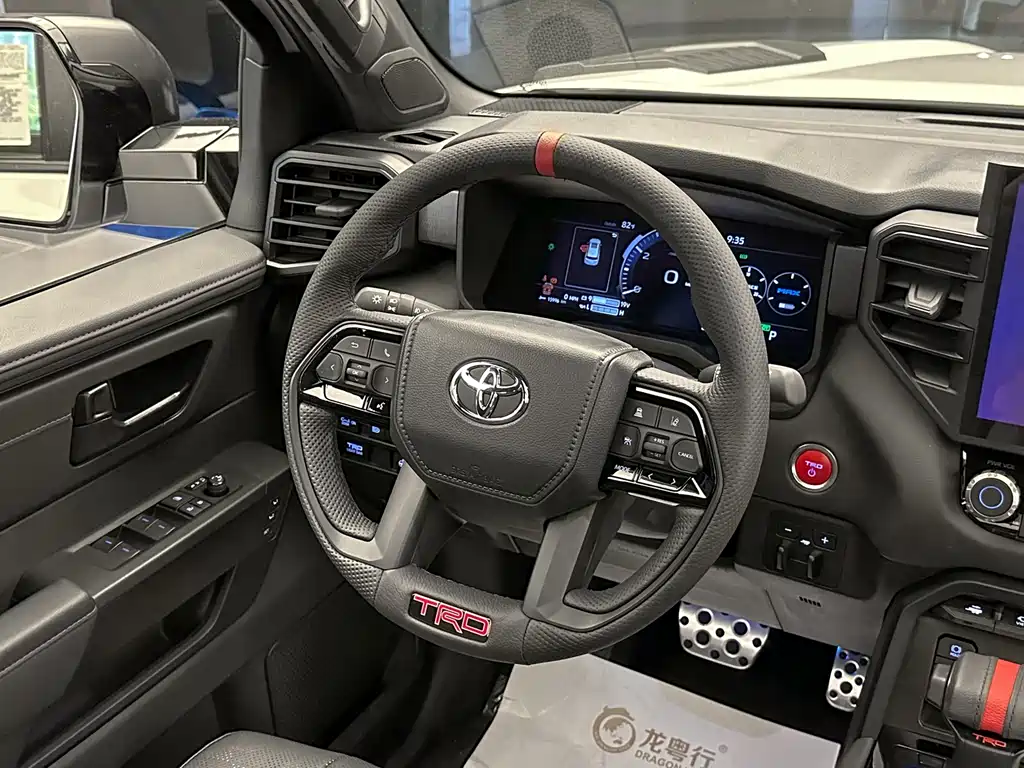 Toyota Sequoia — фото 10