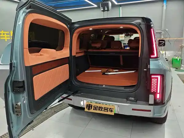 Yangwang U8 2024