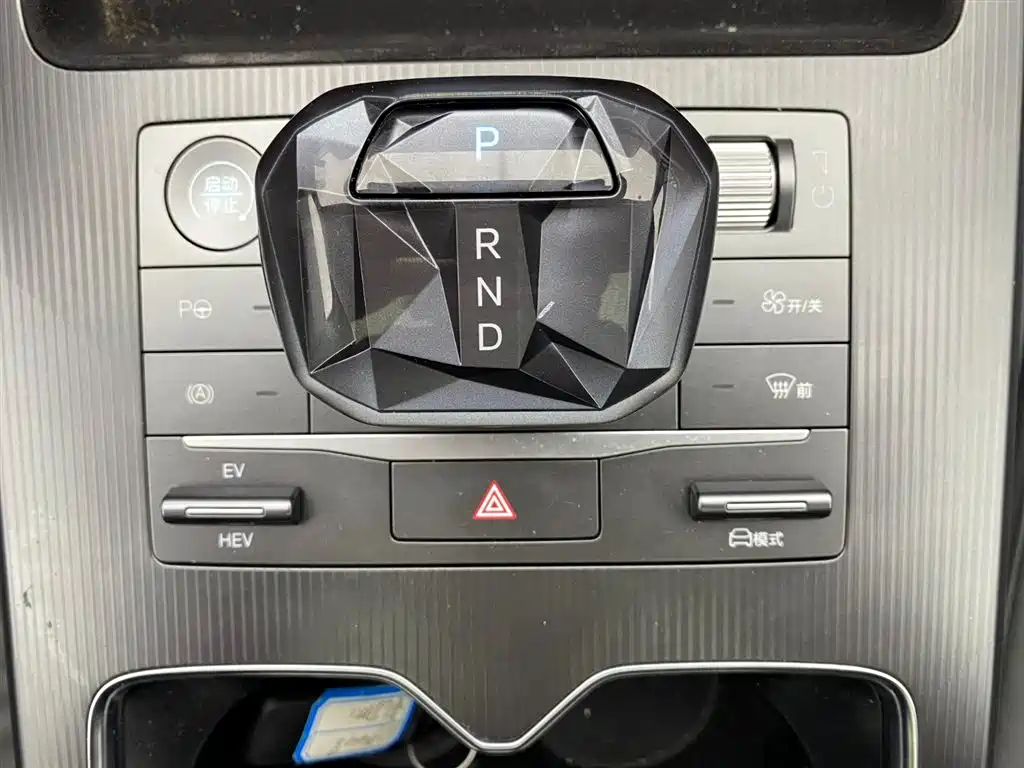 BYD L DM-i 2025 — фото 13