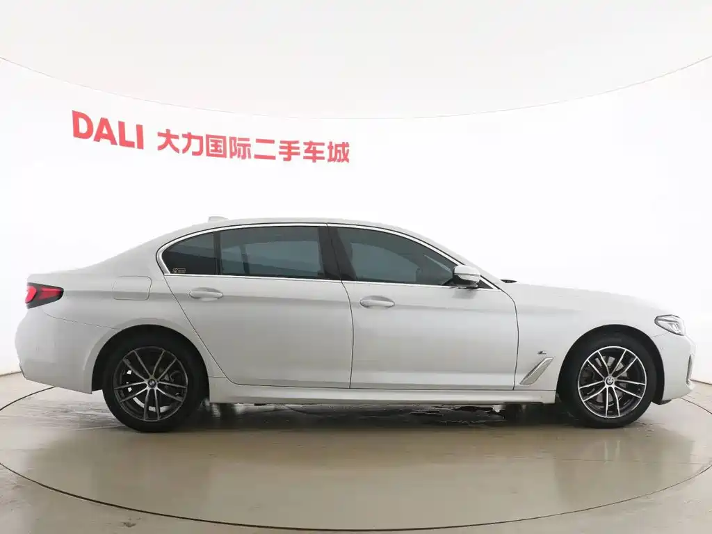 BMW 5 Series 2022 — фото 13