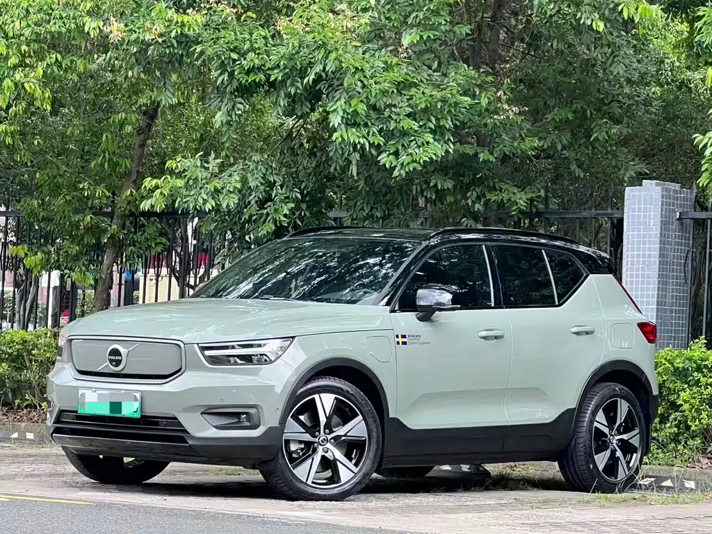 Volvo XC40 2022 — фото 1