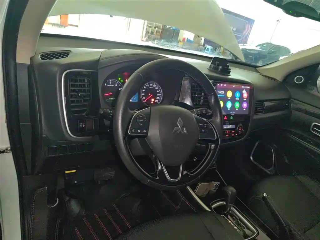 Mitsubishi Outlander 2017 — фото 10