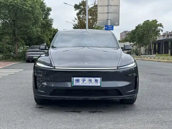 Tesla Model Y 2025