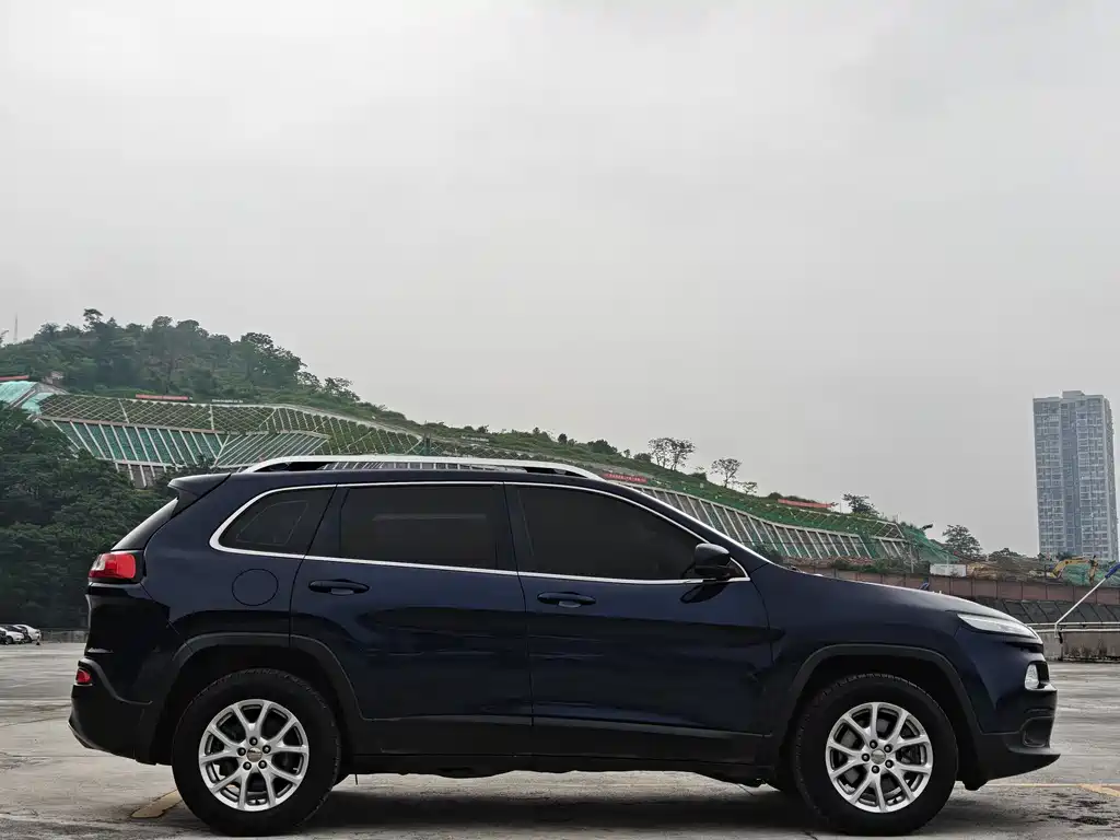 Jeep Cherokee 2016 — фото 11