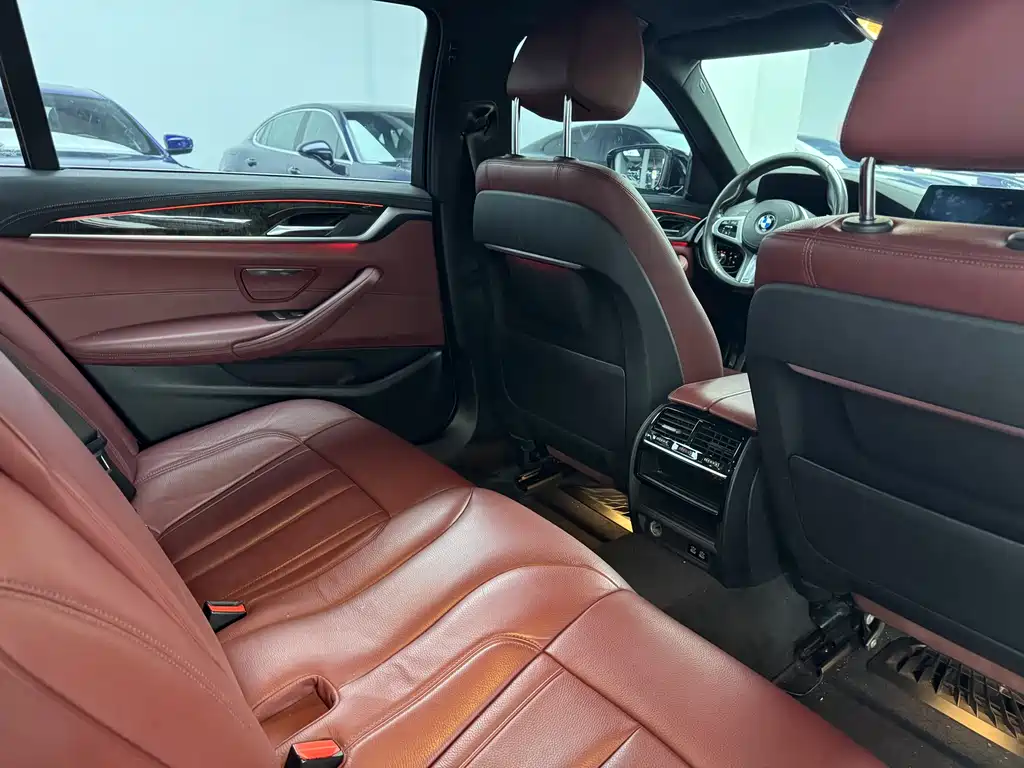 BMW 5 Series 2019 — фото 15