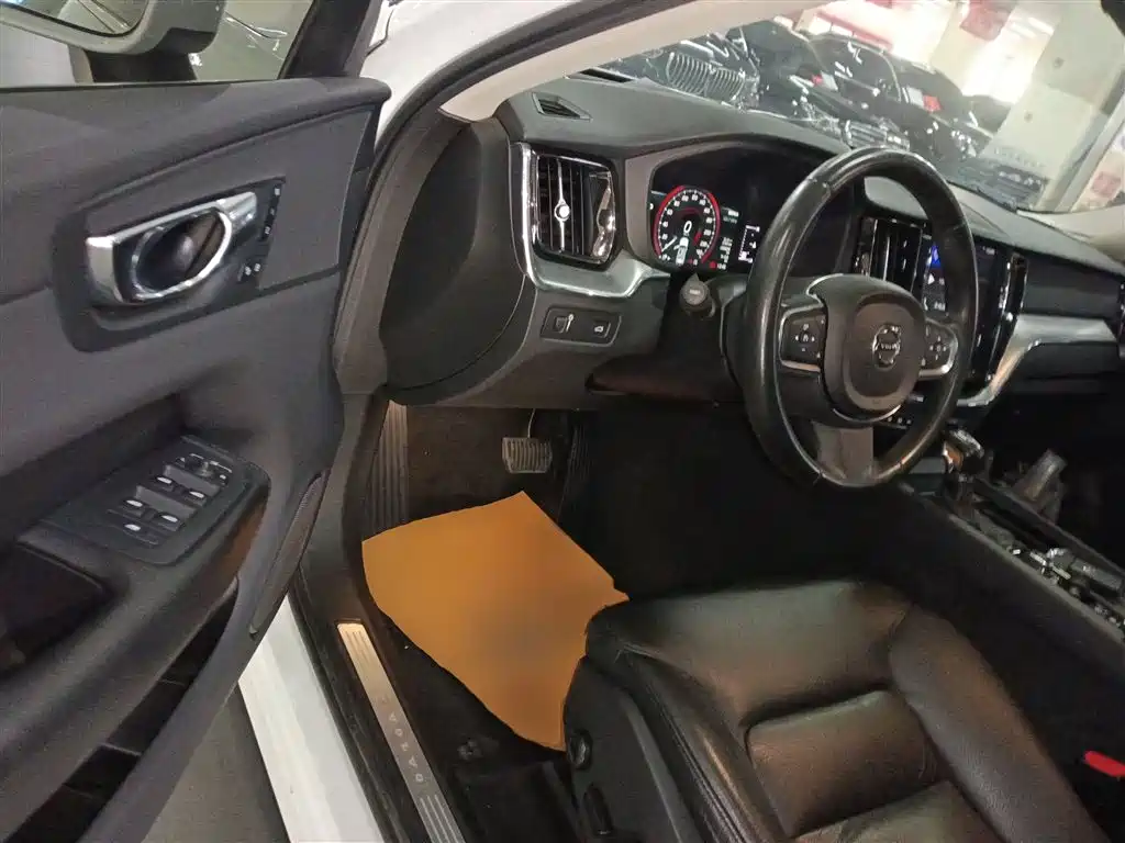 Volvo XC60 2019 — фото 12