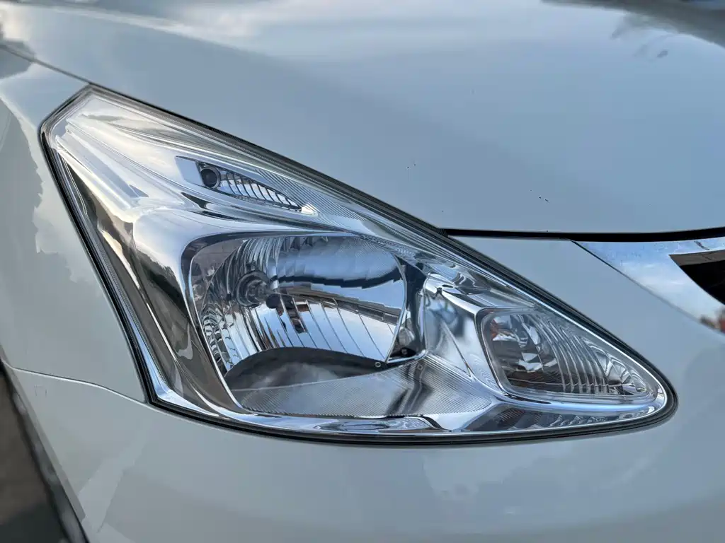 Nissan Tiida 2015 — фото 10