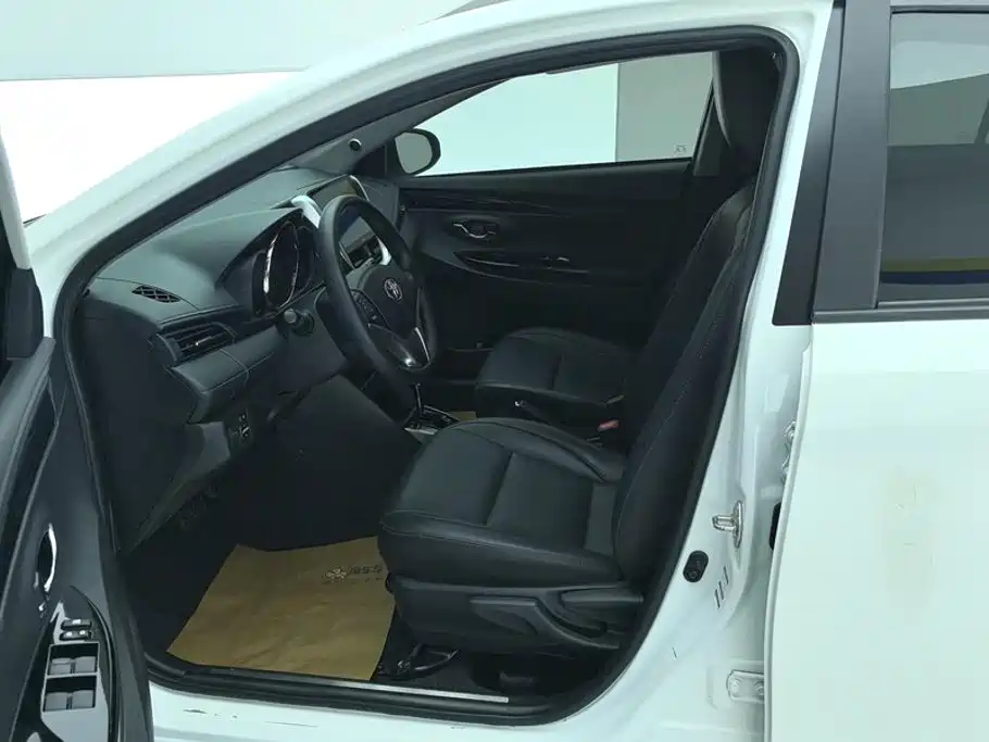 Toyota Yaris L 2022 — фото 9