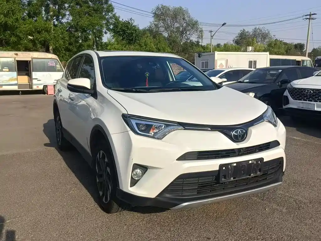 Toyota RAV4 2018 — фото 1
