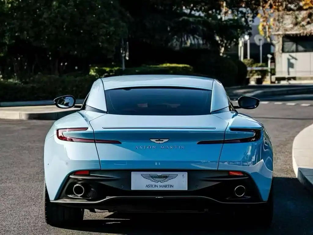 Aston Martin DB11 2022 — фото 3
