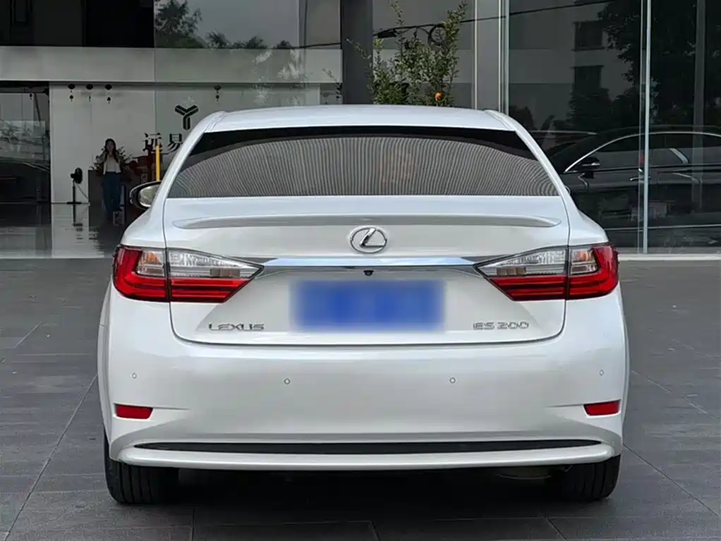 Lexus ES 2016 — фото 12