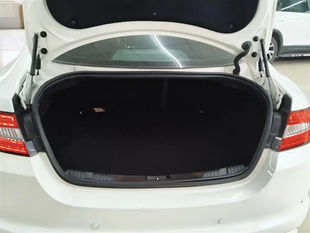 Jaguar XF 2014 — фото 15