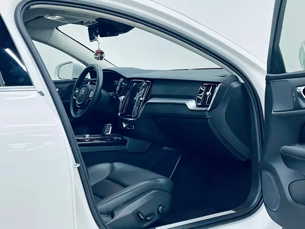 Volvo S60 PHEV 2020 — фото 11