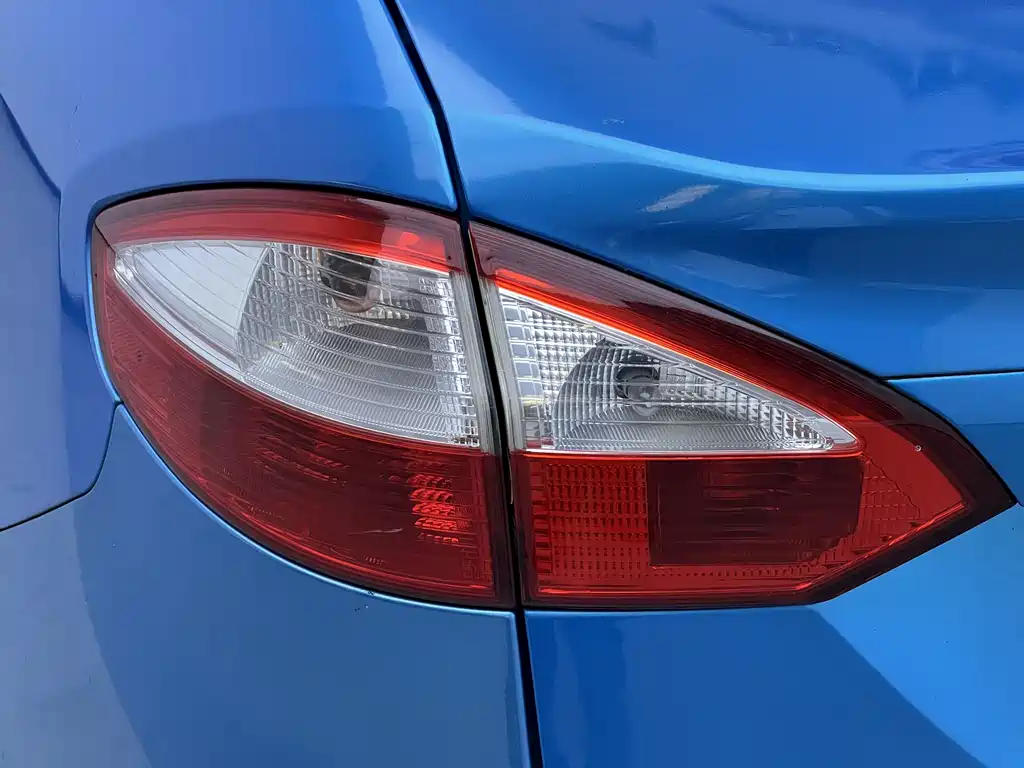 Ford Fiesta 2014 — фото 10