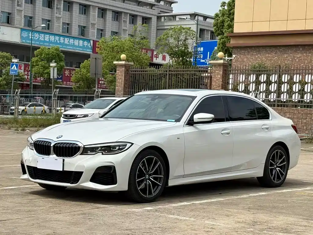 BMW 3 Series 2022 — фото 1