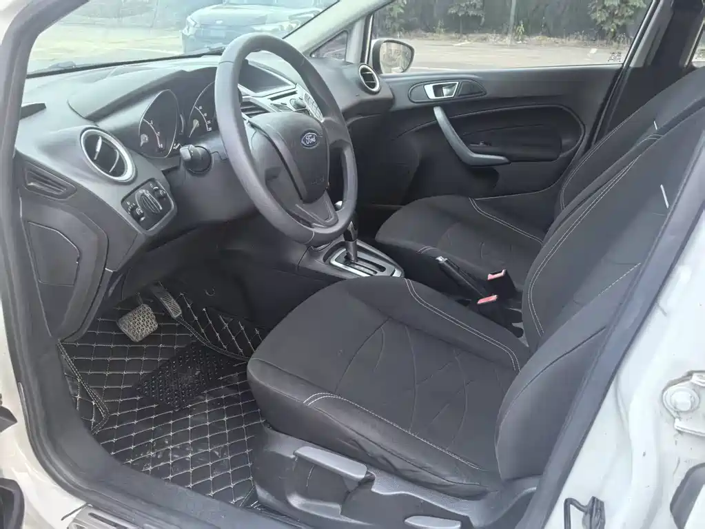 Ford Fiesta 2015 — фото 10