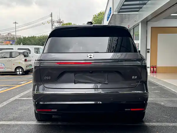 NIO ES8 2025