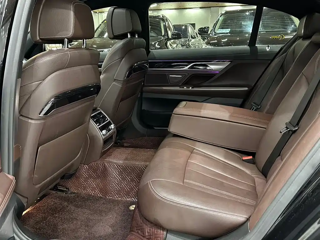 BMW 7 Series 2018 — фото 12