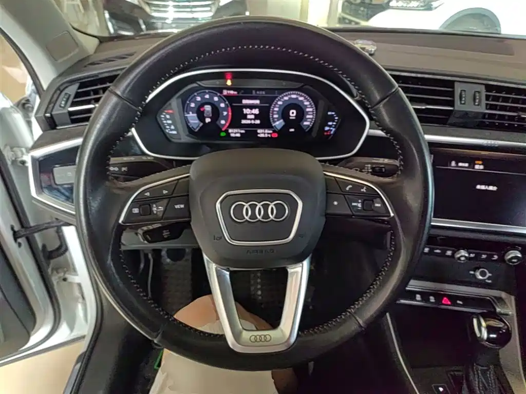 Audi Q3 2019 — фото 11