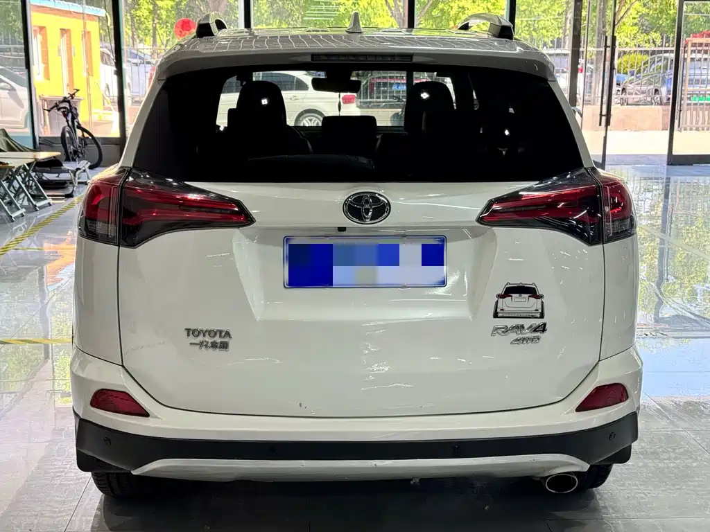 Toyota RAV4 2019 — фото 8
