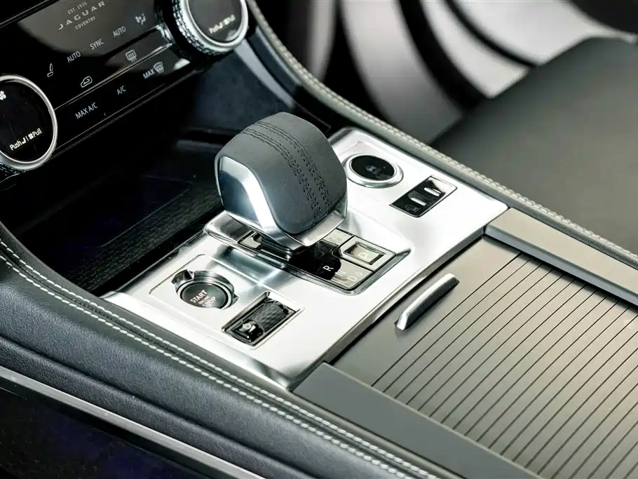Jaguar F-PACE 2023 — фото 11
