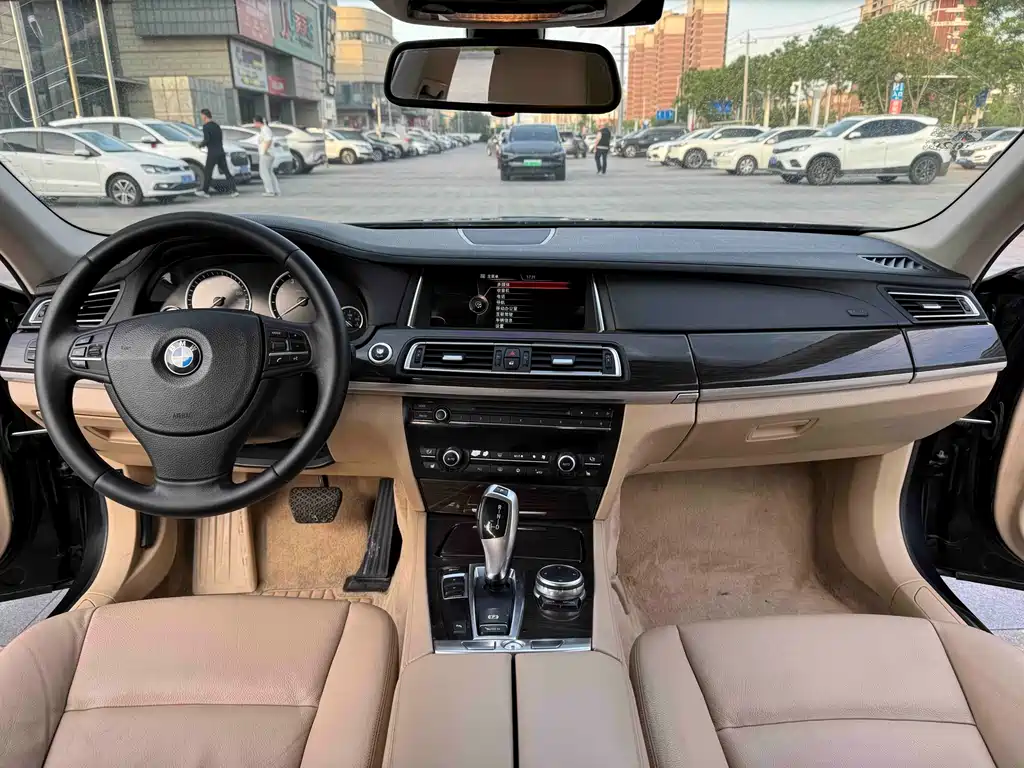 BMW 7 Series 2011 — фото 17