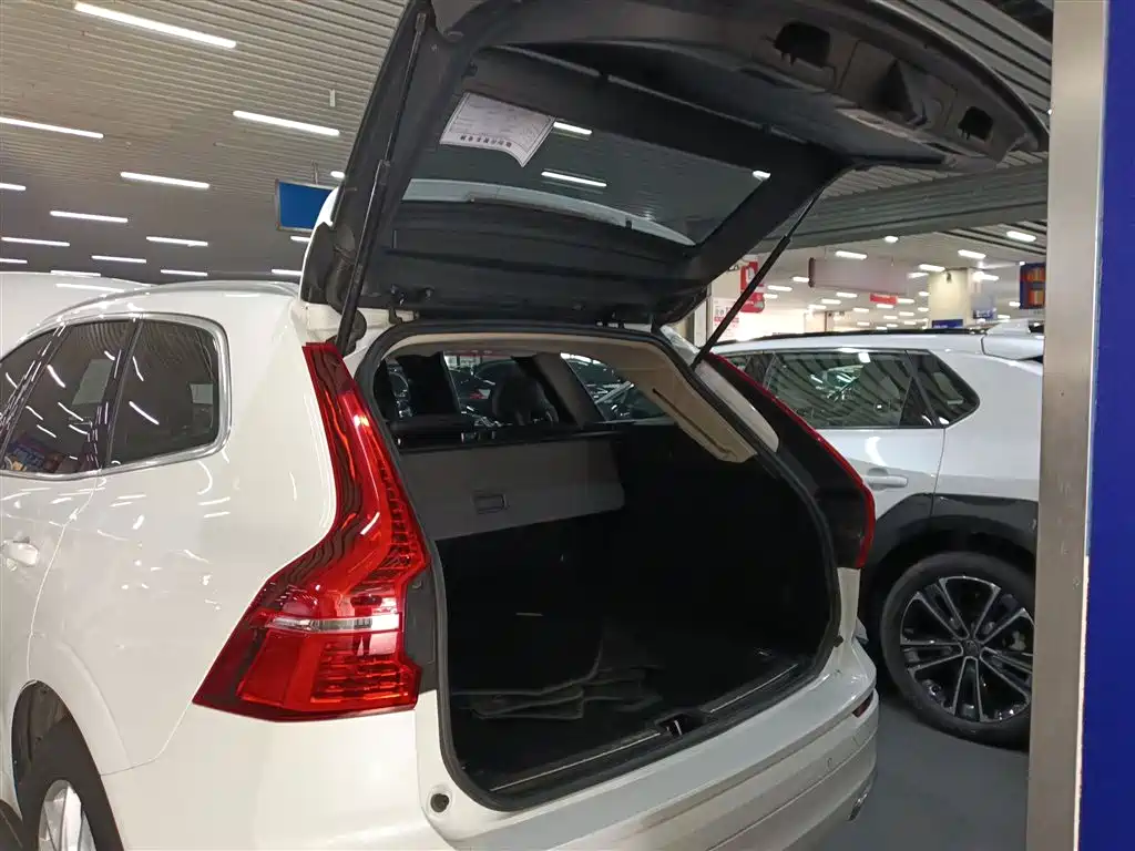 Volvo XC60 2019 — фото 15