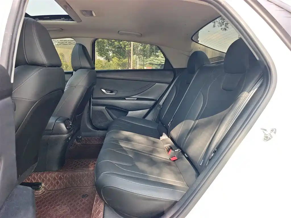 Hyundai Elantra 2023 — фото 17
