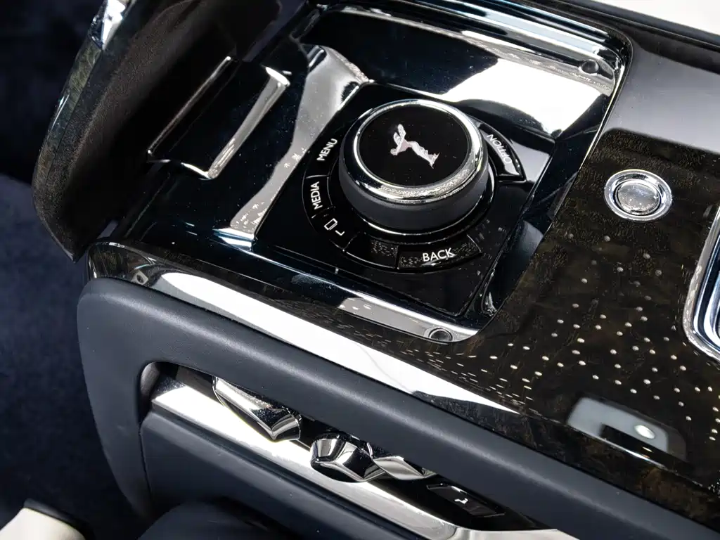 Rolls-Royce Phantom 2020 — фото 16