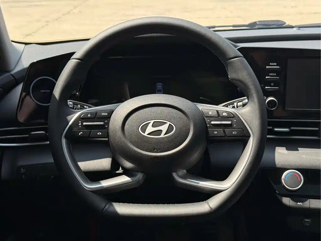 Hyundai Elantra 2023 — фото 17