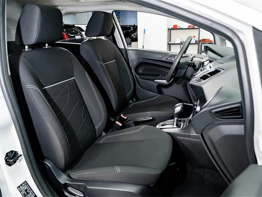 Ford Fiesta 2015 — фото 19