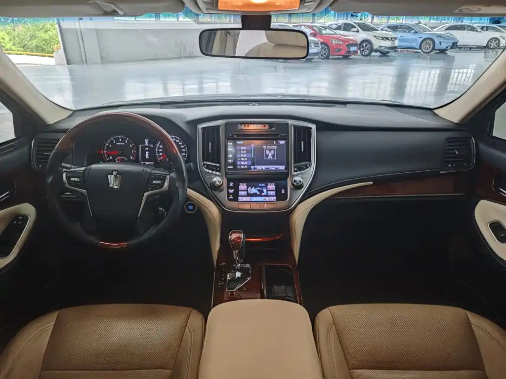 Toyota Crown 2017 — фото 11
