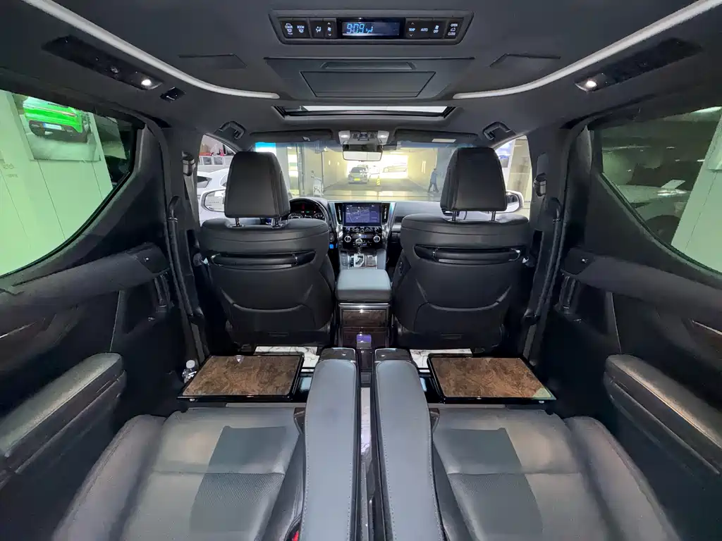 Toyota Alphard 2022 — фото 19