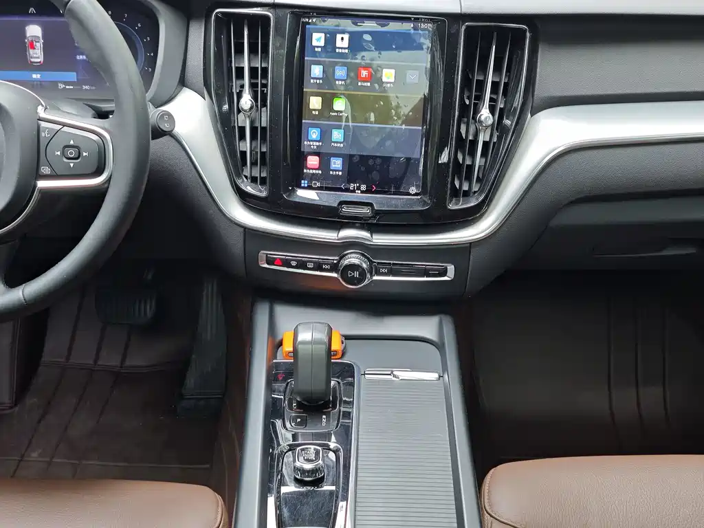 Volvo XC60 2022 — фото 9