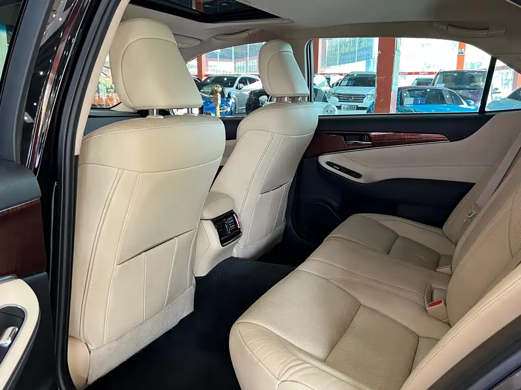 Toyota Crown 2016 — фото 13