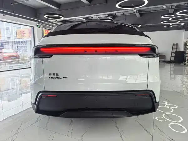 Tesla Model Y L 2026